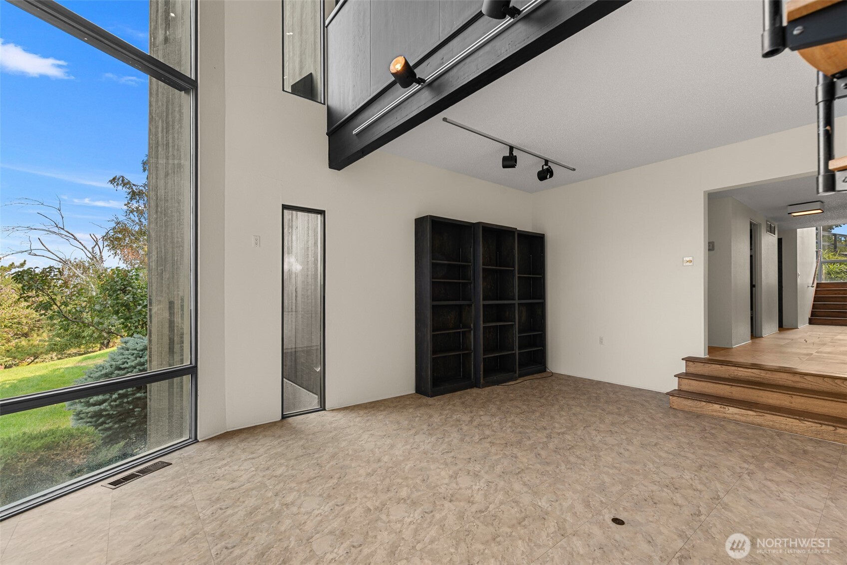 916 Skyline Place