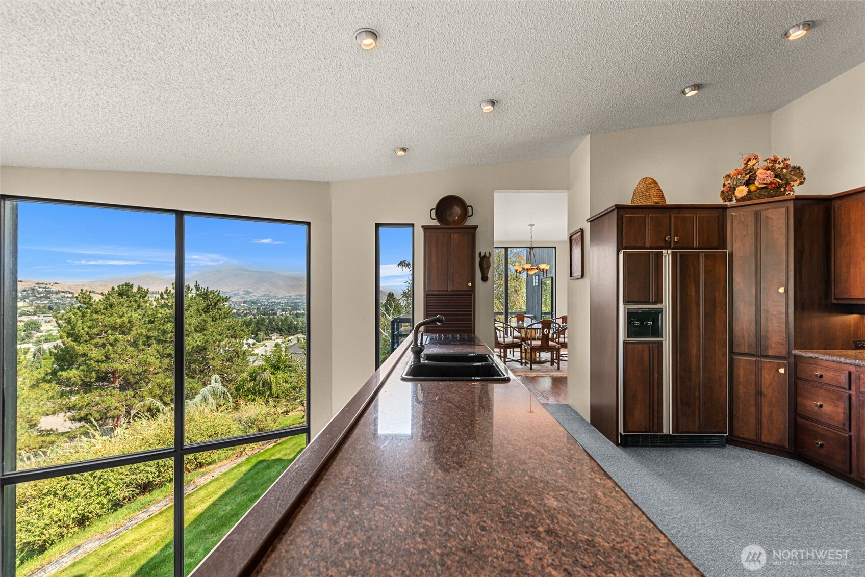 916 Skyline Place