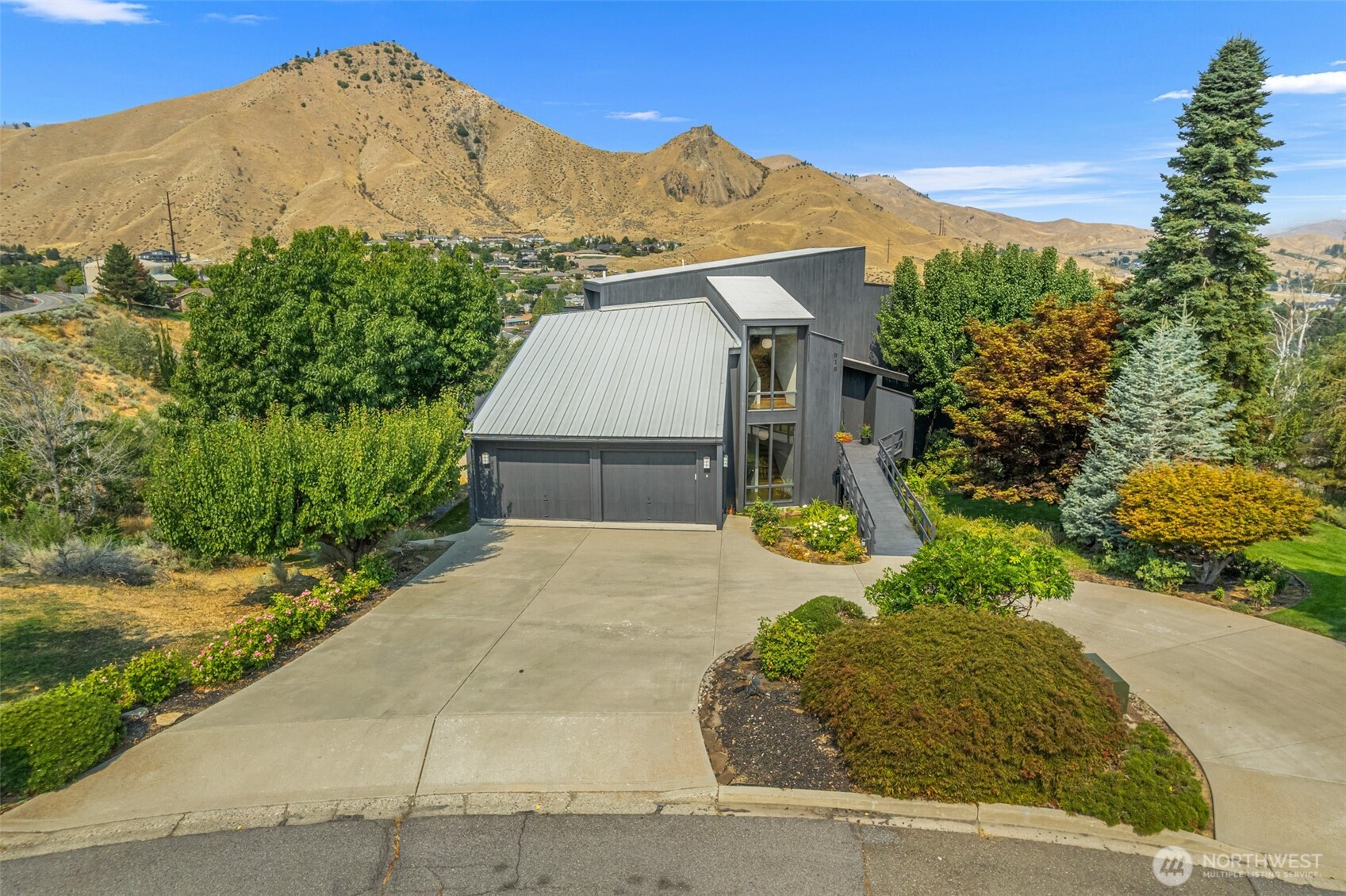 916 Skyline Place