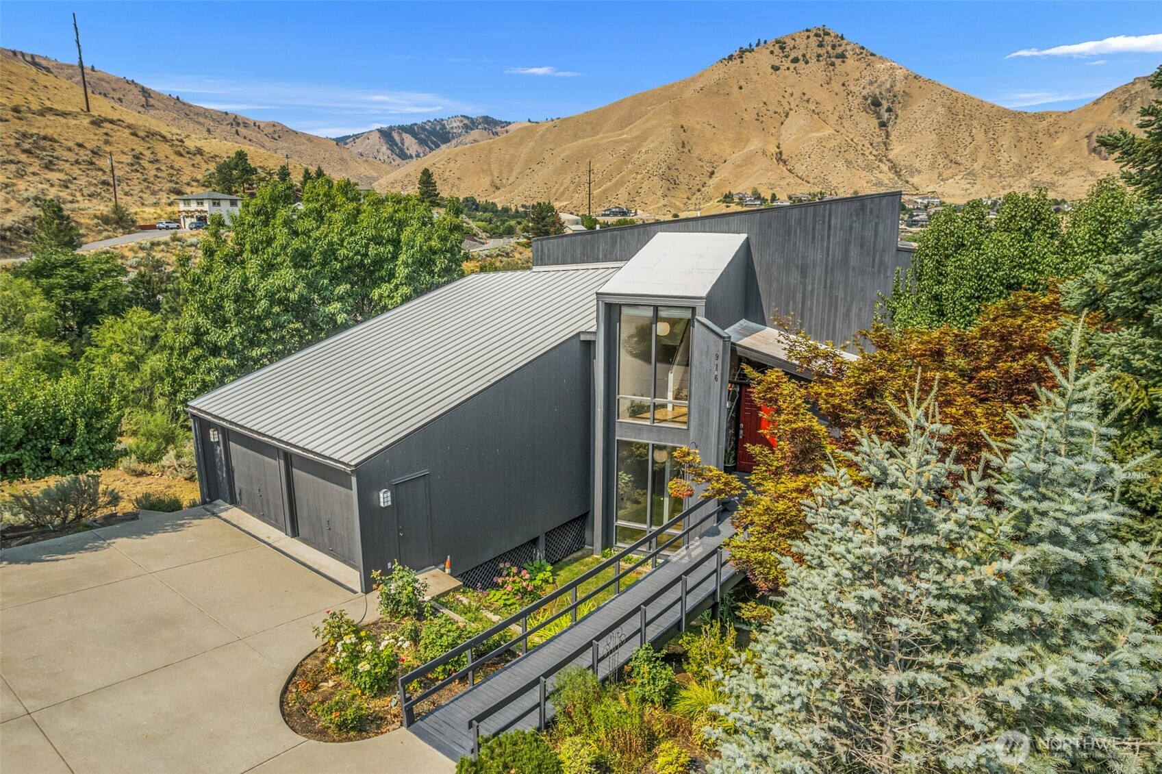 916 Skyline Place