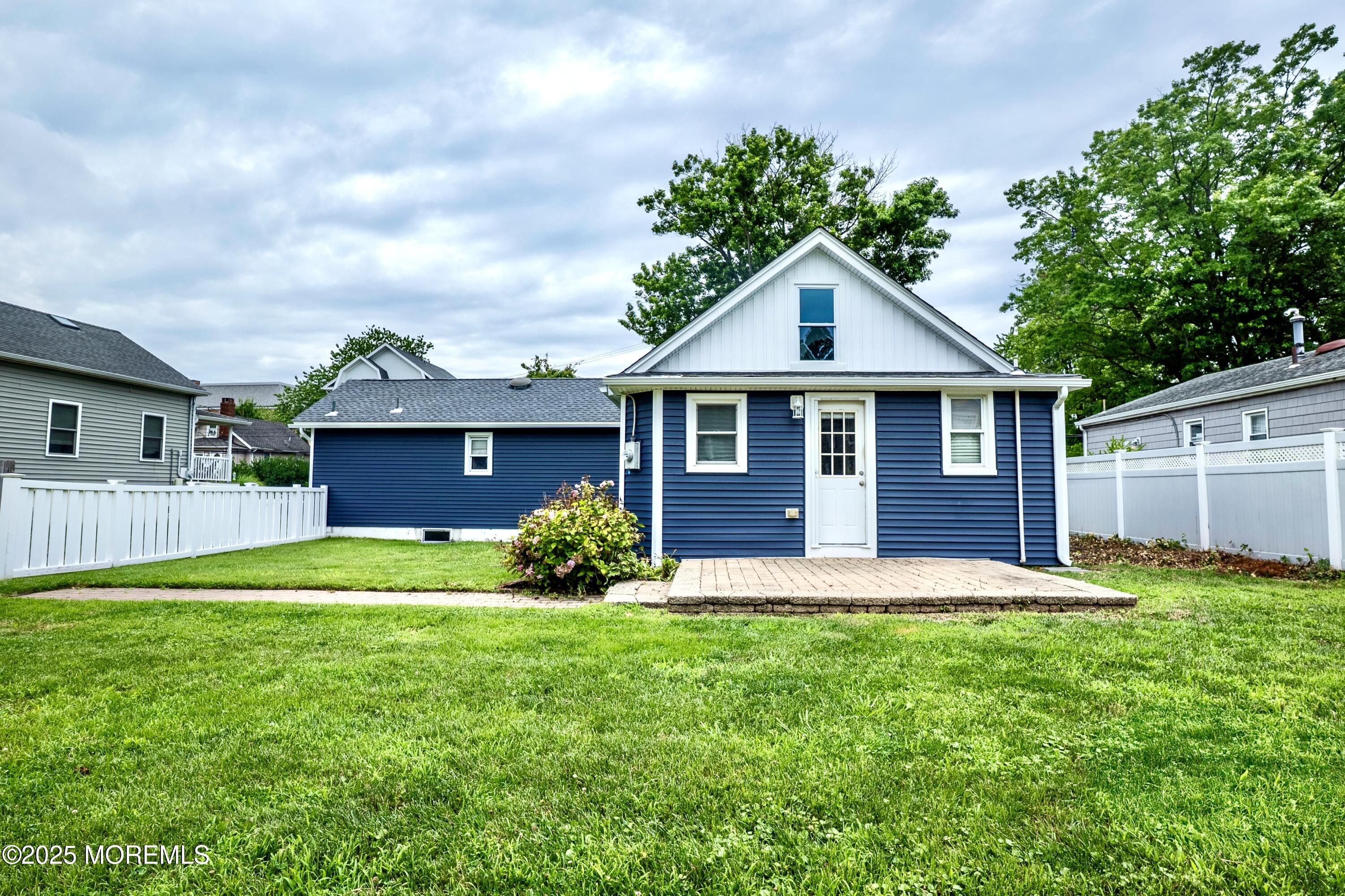 12 Meadowbrook Avenue