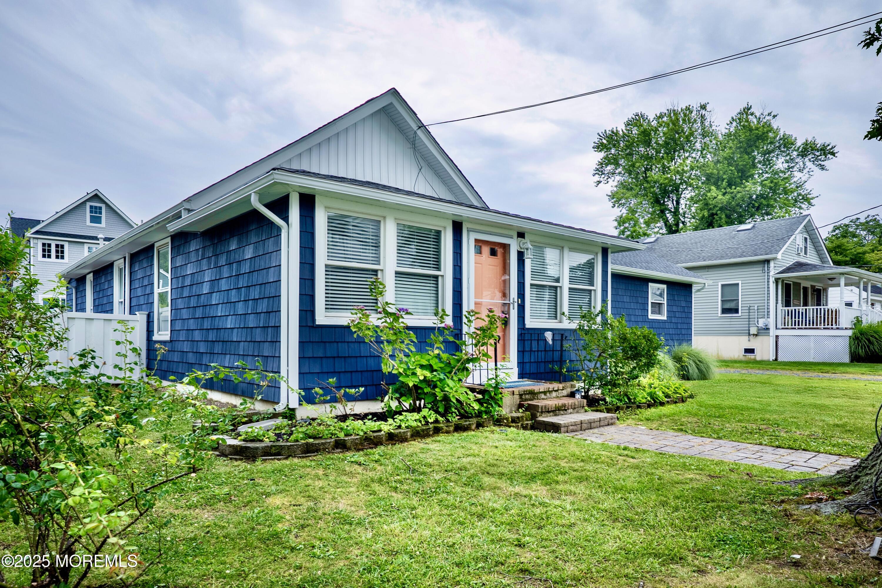 12 Meadowbrook Avenue