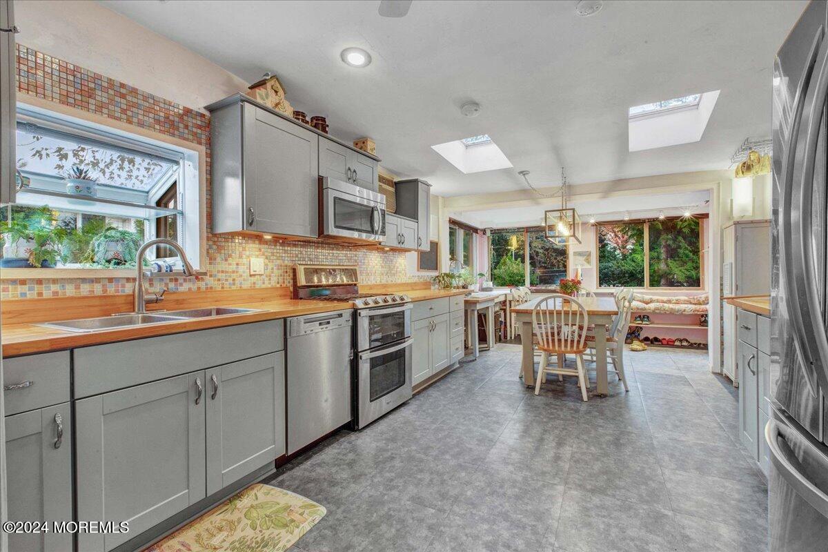 17 Meadowbrook Avenue