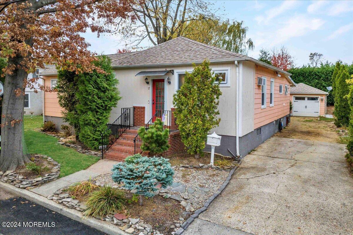 17 Meadowbrook Avenue