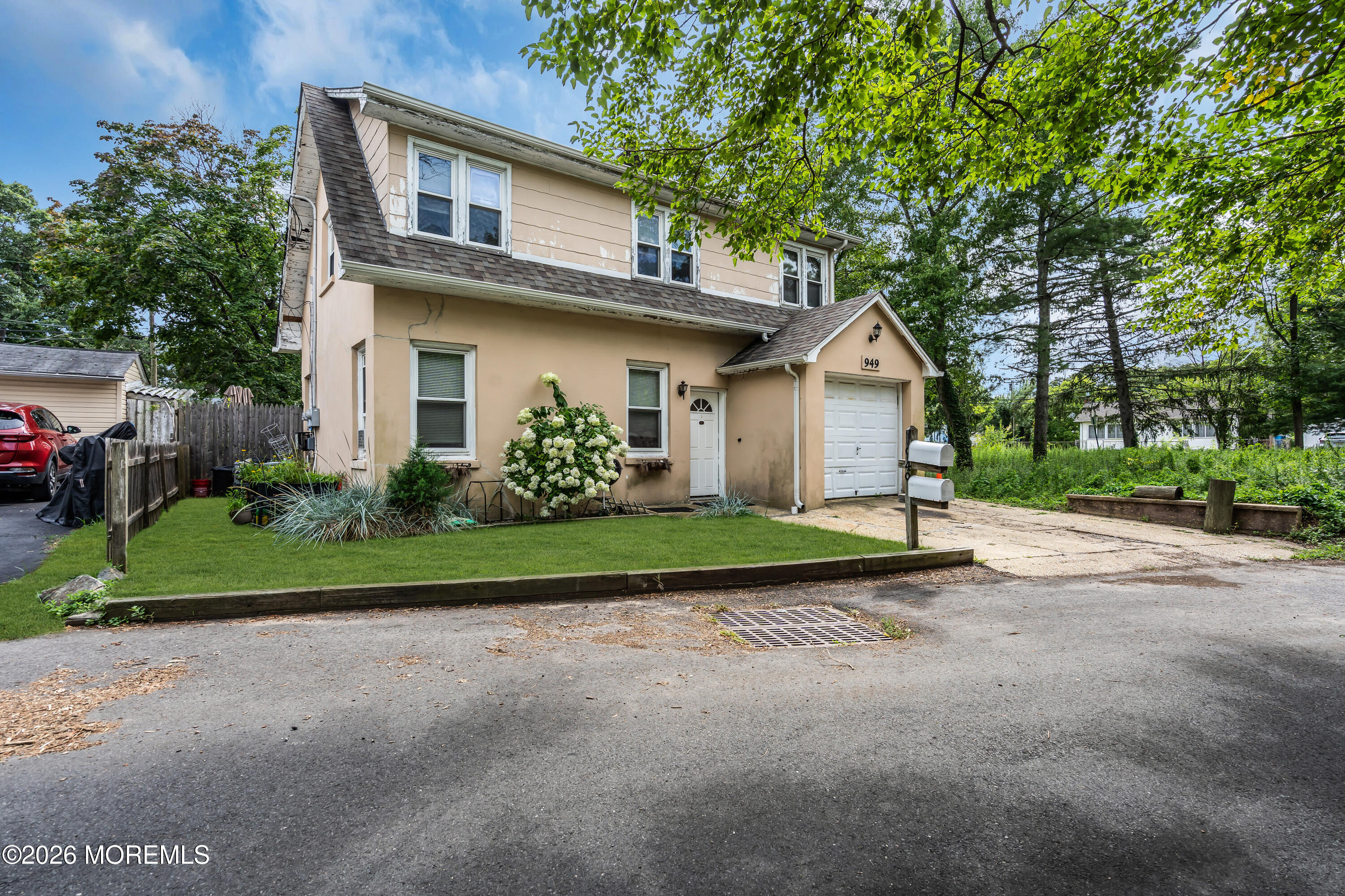 949 Round Avenue