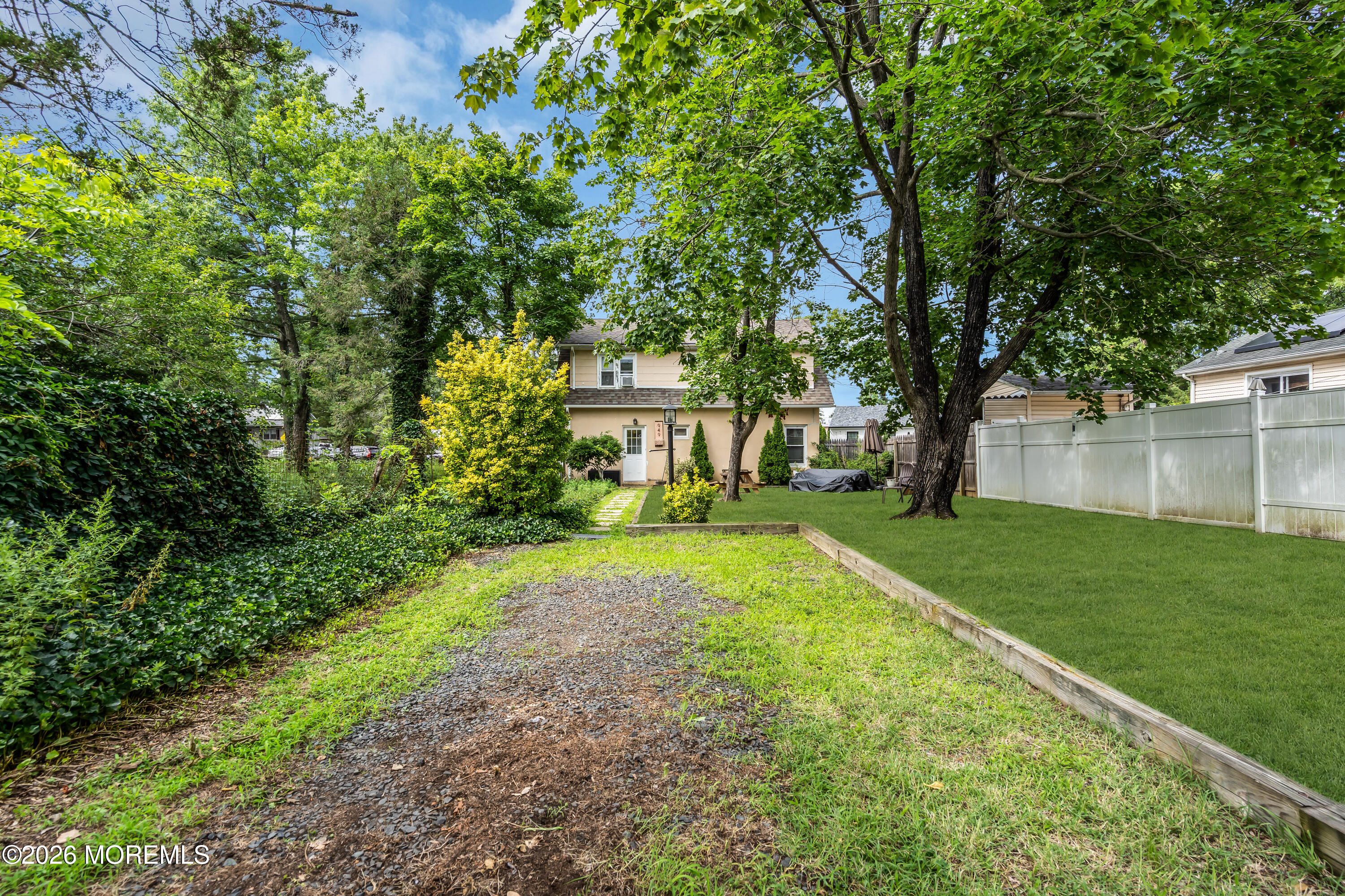 949 Round Avenue