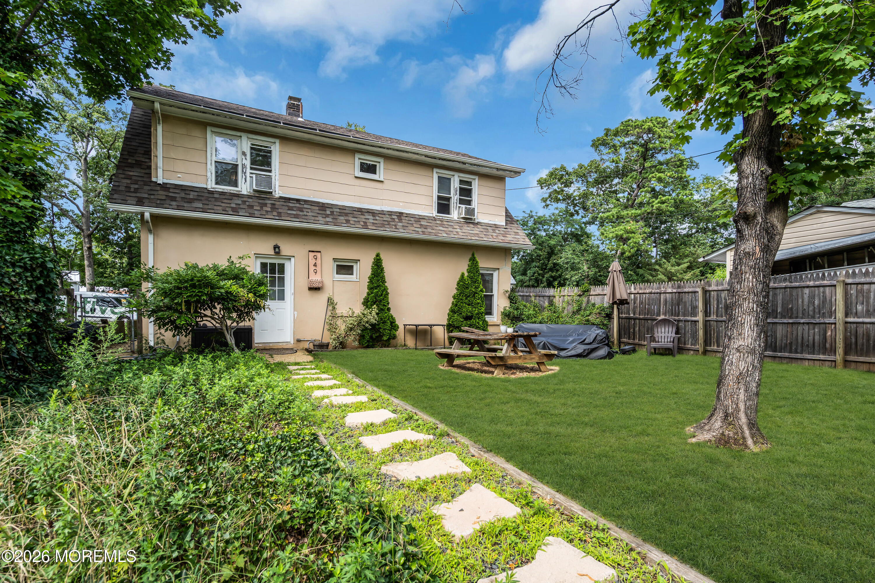 949 Round Avenue