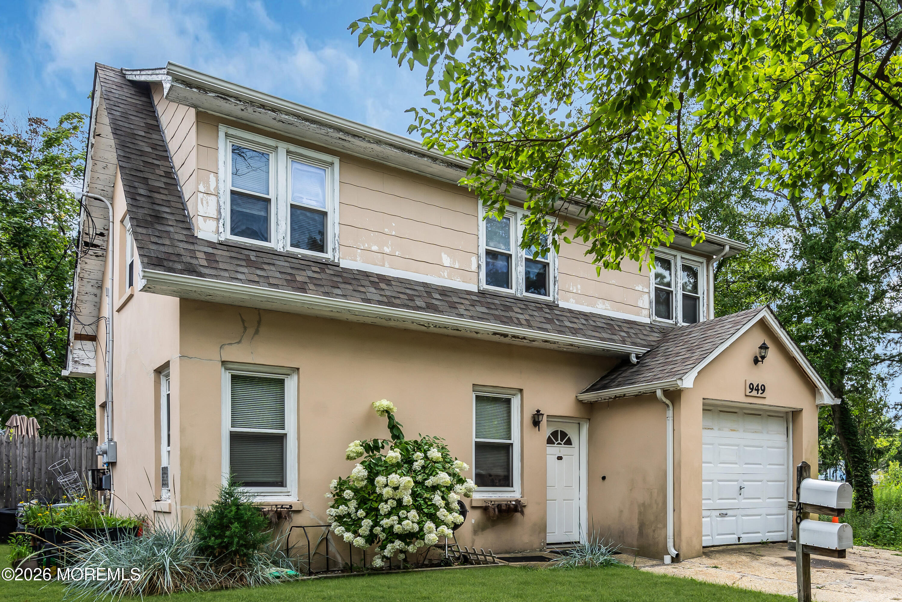 949 Round Avenue