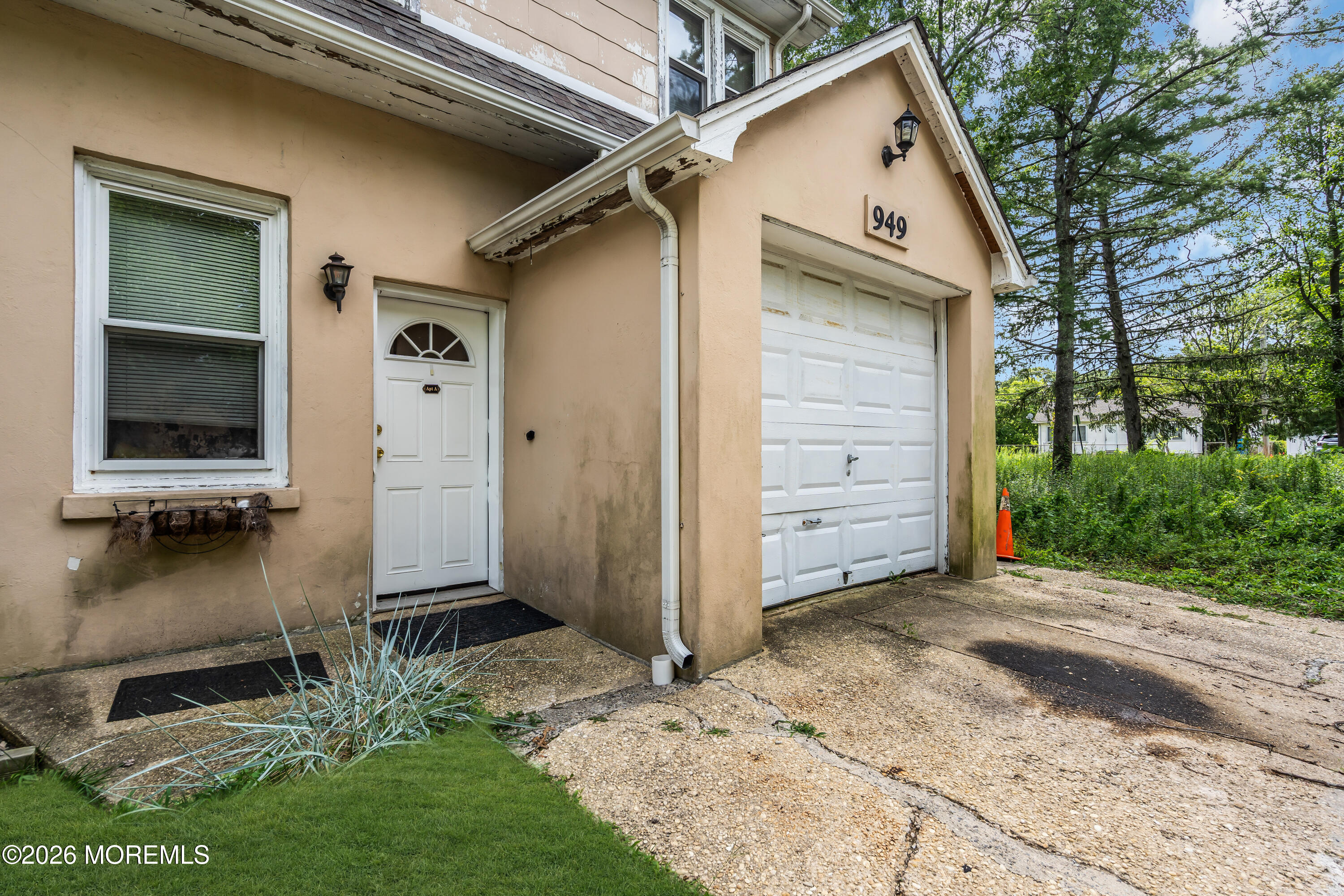 949 Round Avenue
