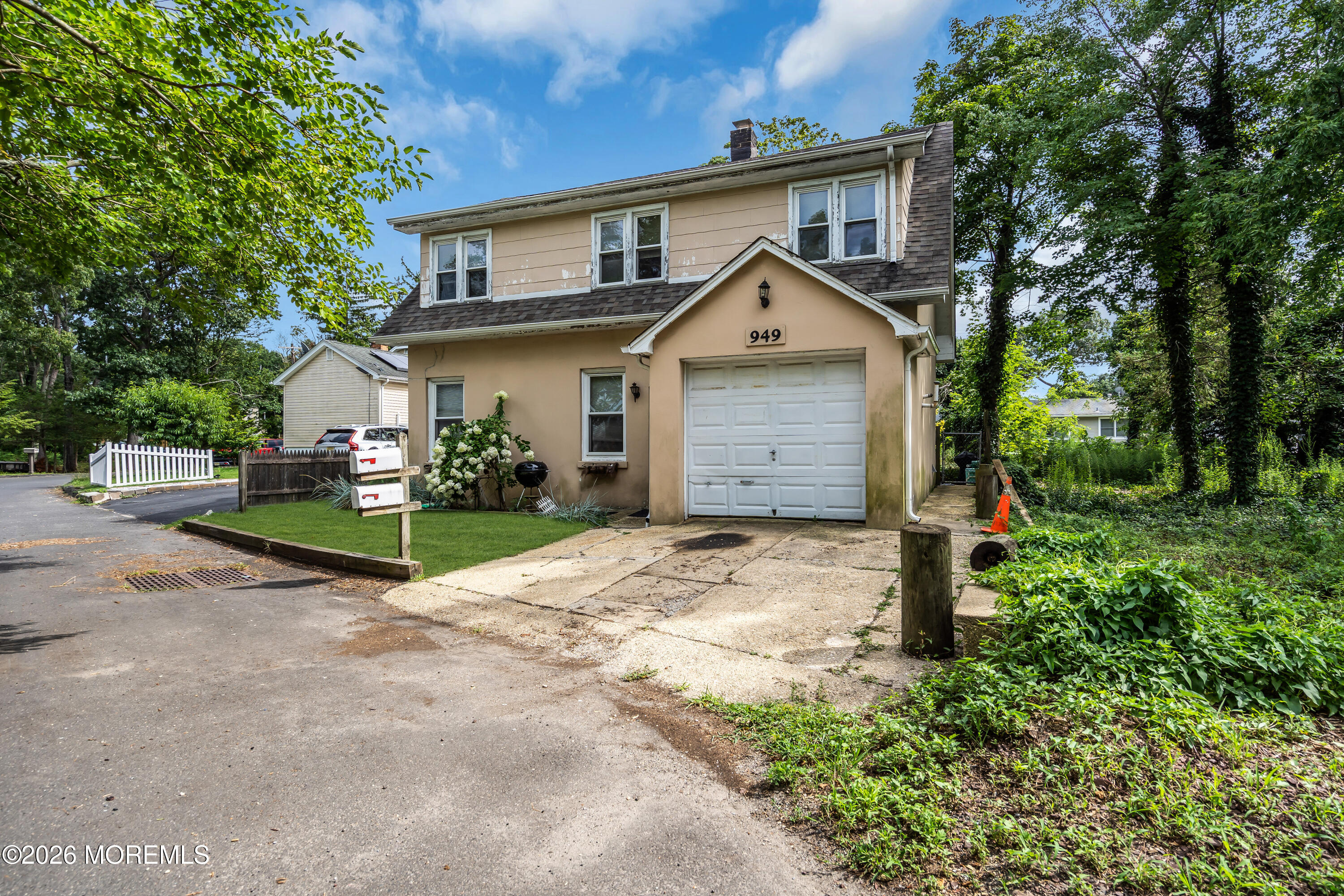949 Round Avenue