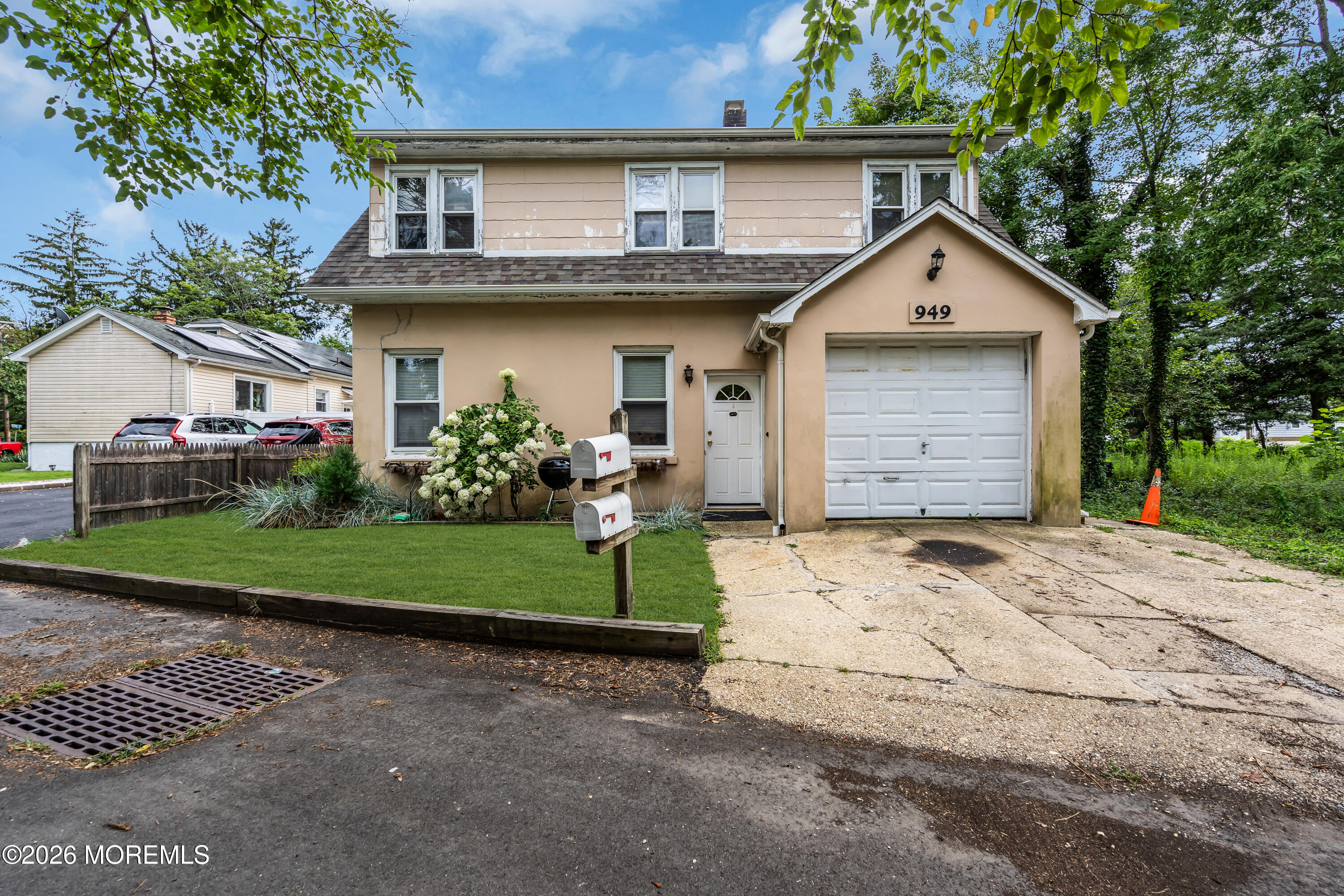 949 Round Avenue
