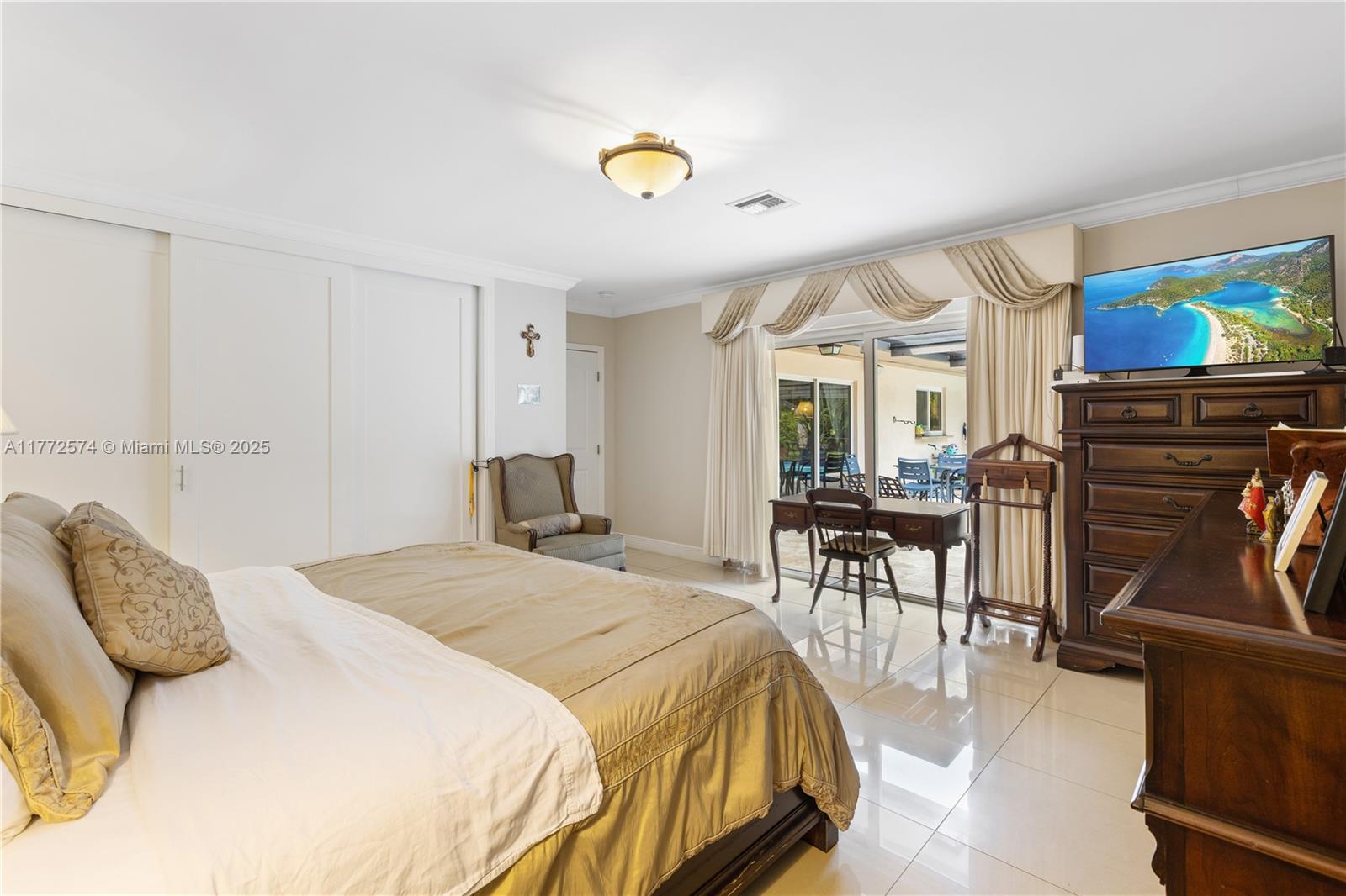 305 E Shore Dr E