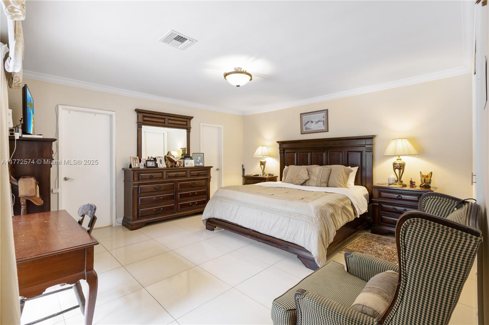 305 E Shore Dr E