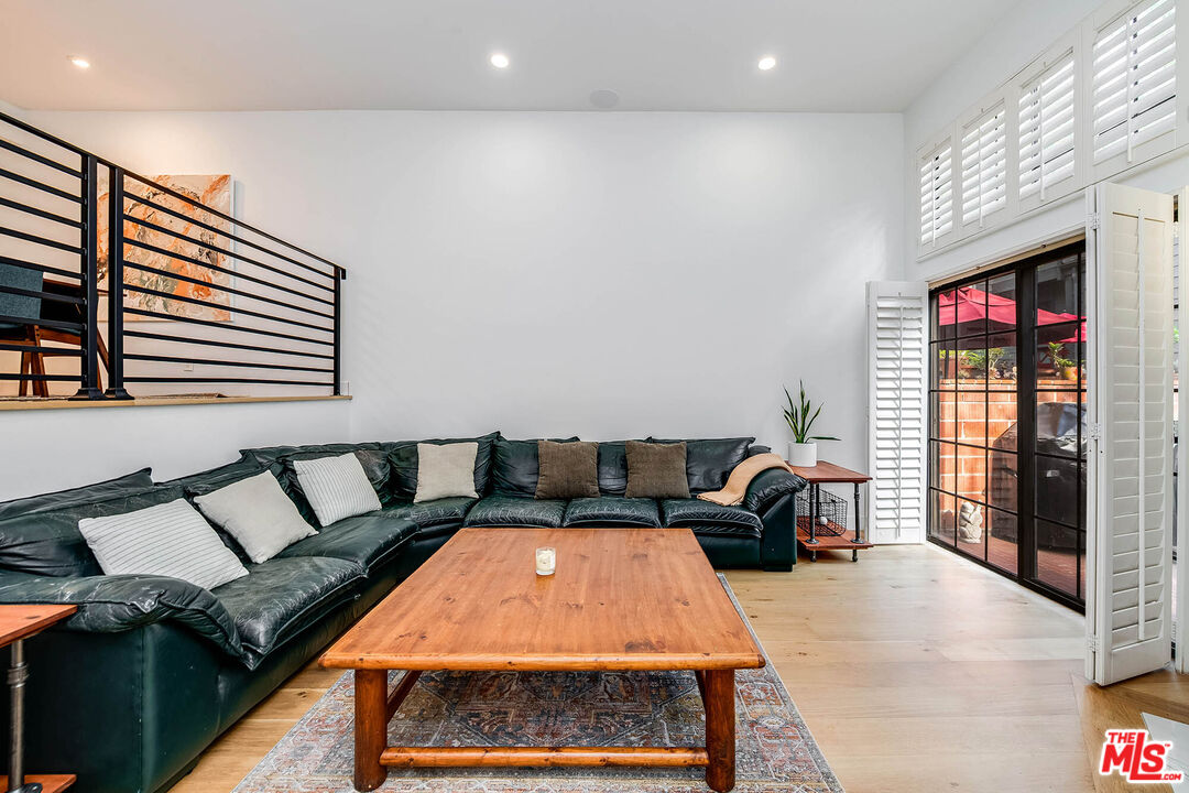 5731 Topanga Canyon Blvd Unit: 3