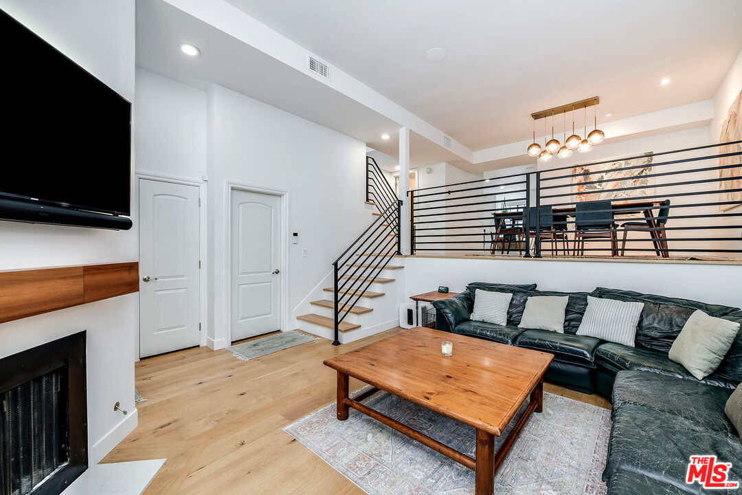 5731 Topanga Canyon Blvd Unit: 3