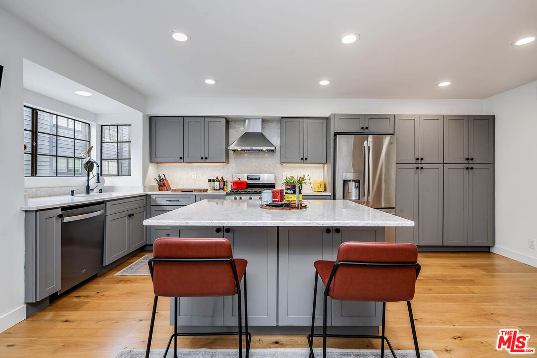 5731 Topanga Canyon Blvd Unit: 3
