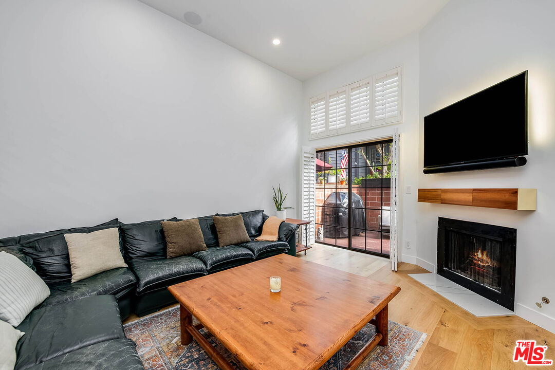 5731 Topanga Canyon Blvd Unit: 3