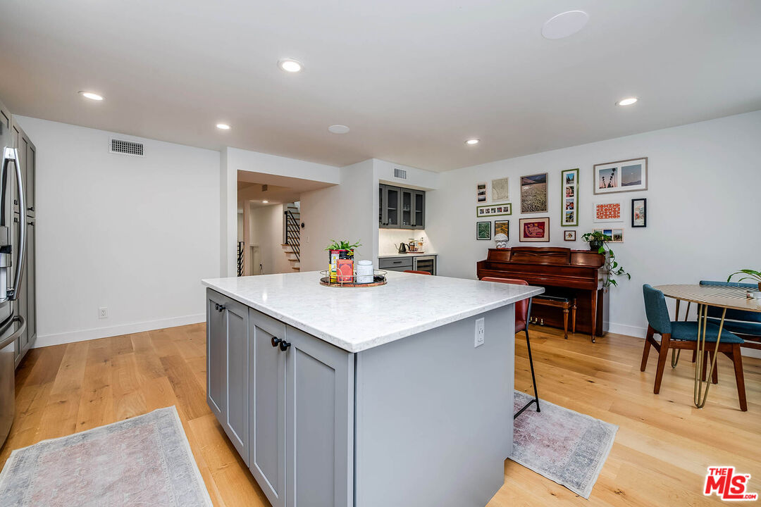 5731 Topanga Canyon Blvd Unit: 3
