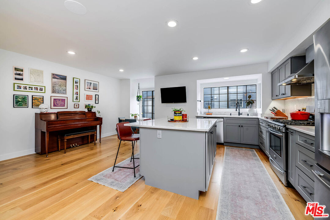 5731 Topanga Canyon Blvd Unit: 3