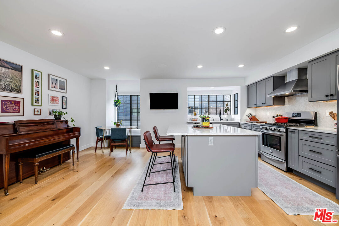 5731 Topanga Canyon Blvd Unit: 3