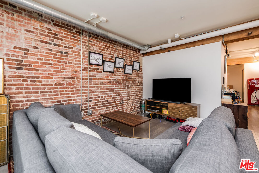 527 Molino St Unit: 206