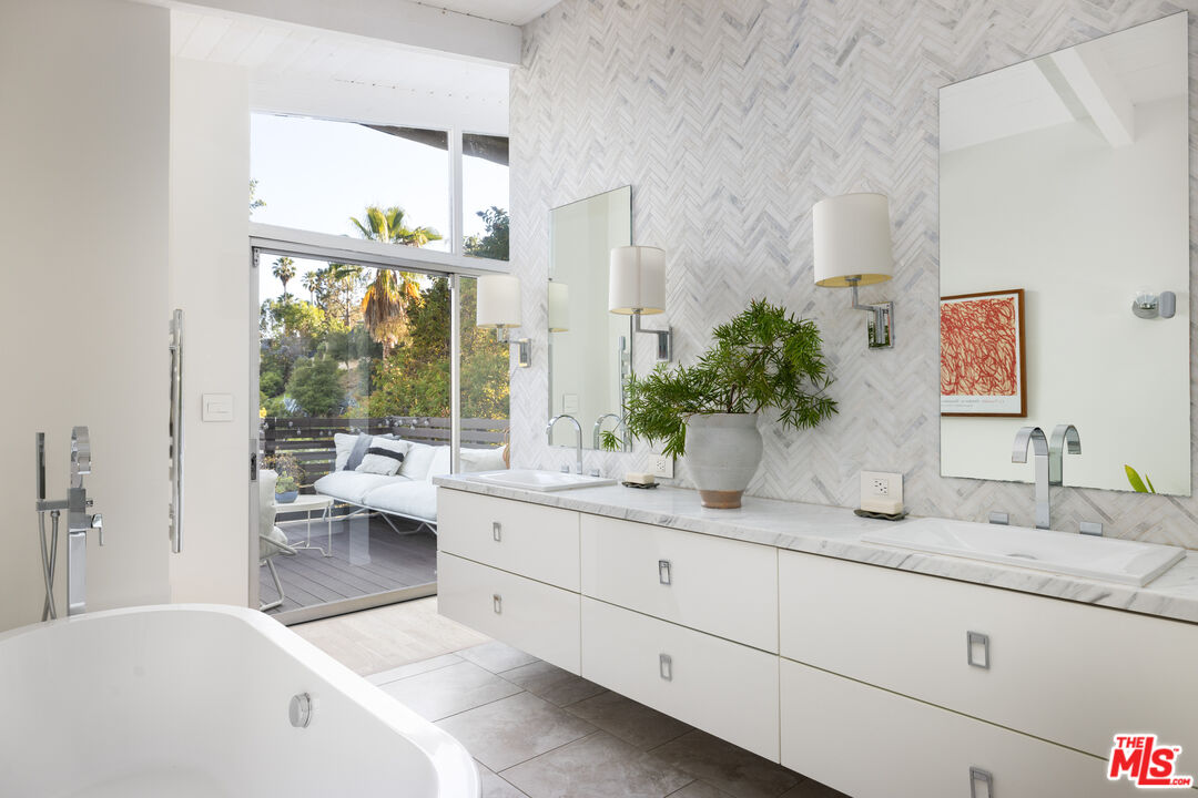 5911 Canyon Heights Ln