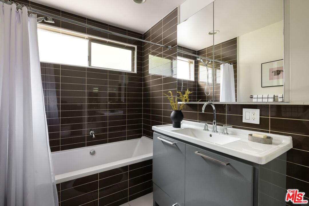 5911 Canyon Heights Ln