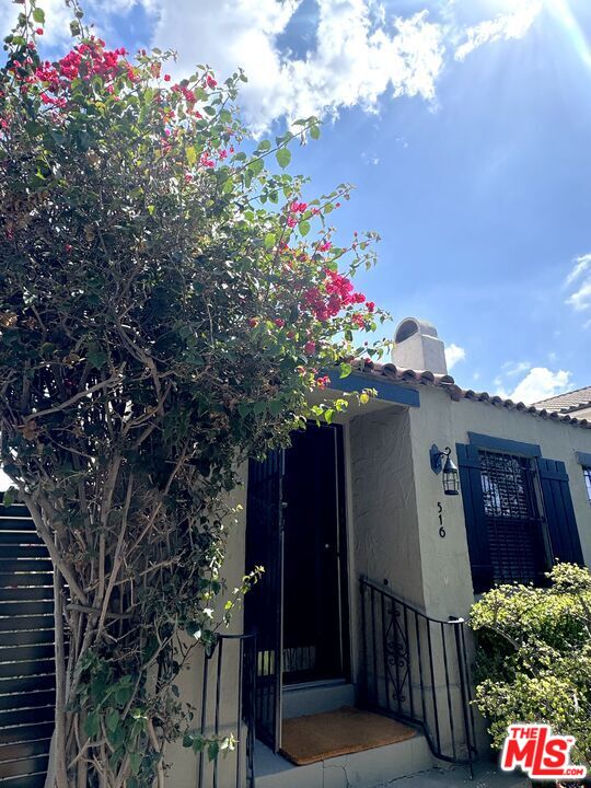 516 N Bronson Ave