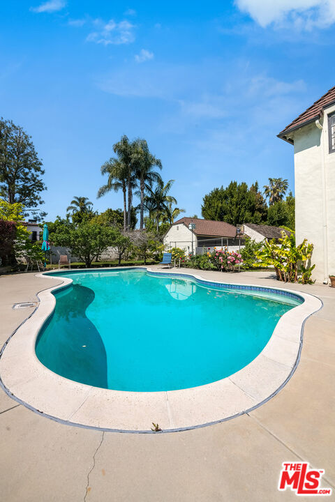 157 N Las Palmas Ave