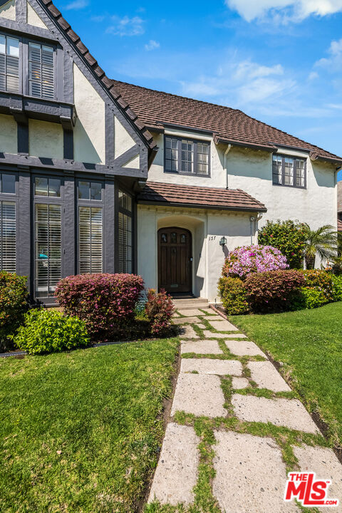 157 N Las Palmas Ave