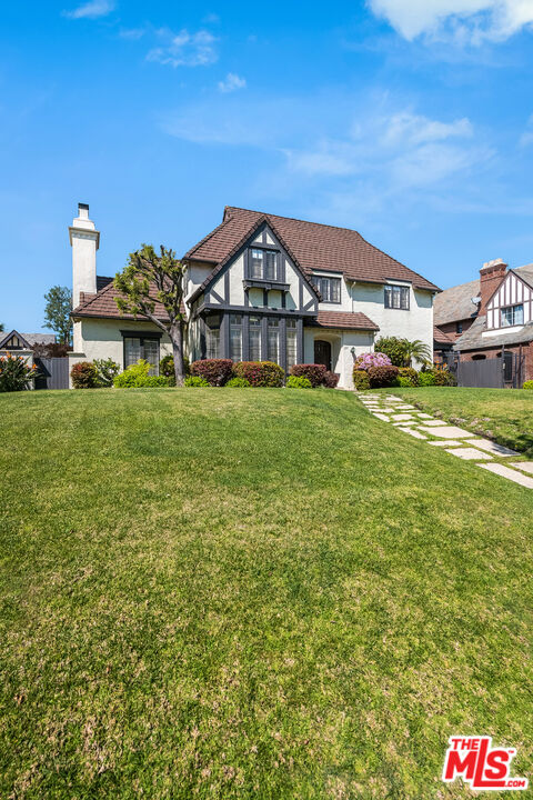 157 N Las Palmas Ave