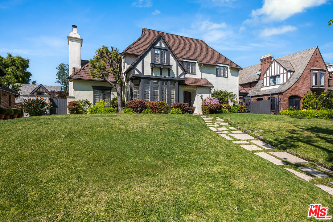 157 N Las Palmas Ave
