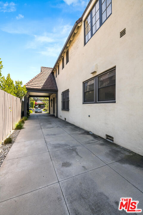 157 N Las Palmas Ave