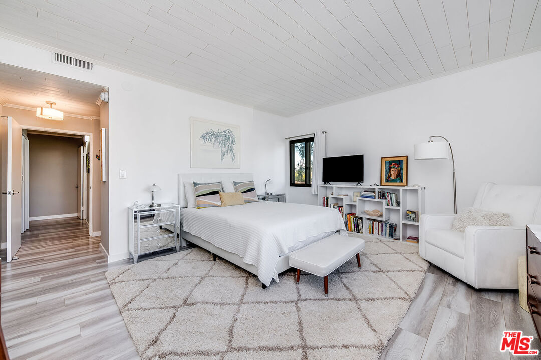 647 Wilcox Ave Unit: 3G