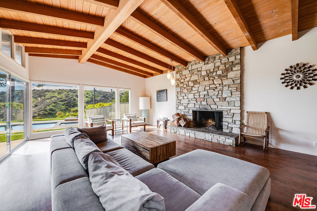 2431 Carman Crest Dr