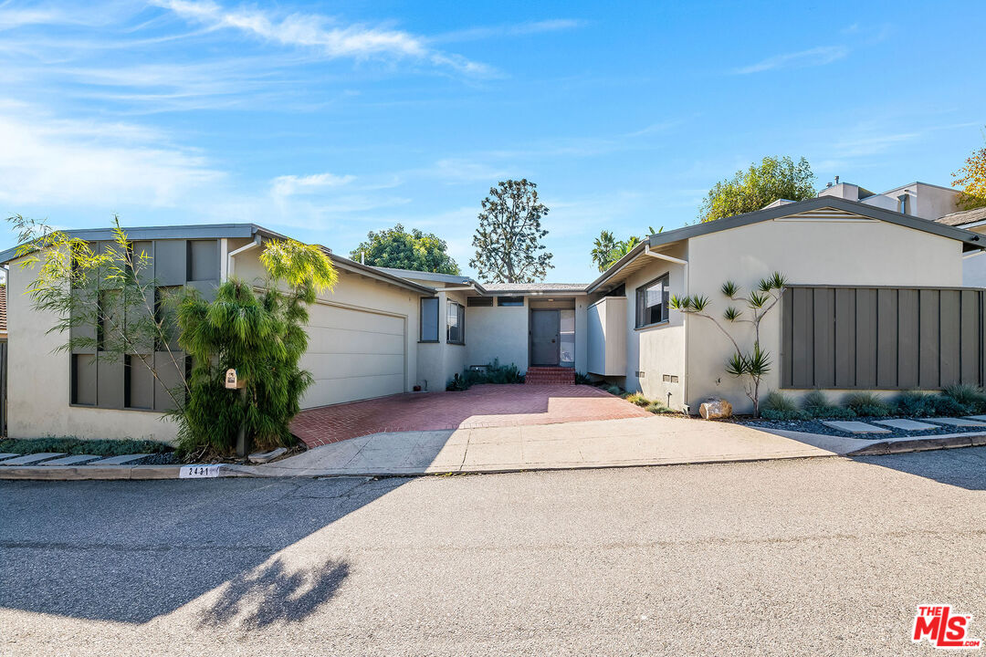 2431 Carman Crest Dr