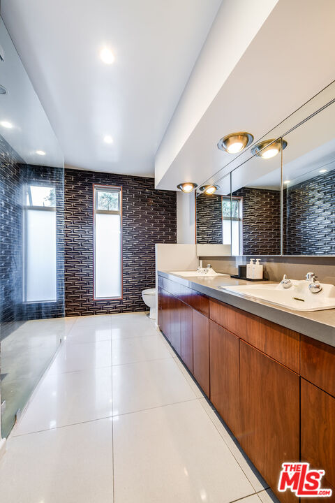 2431 Carman Crest Dr