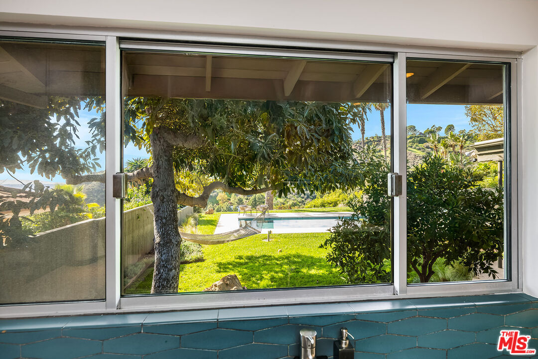 2431 Carman Crest Dr