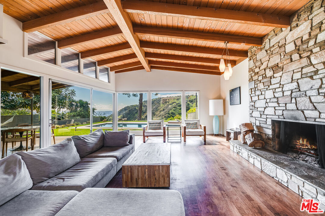 2431 Carman Crest Dr