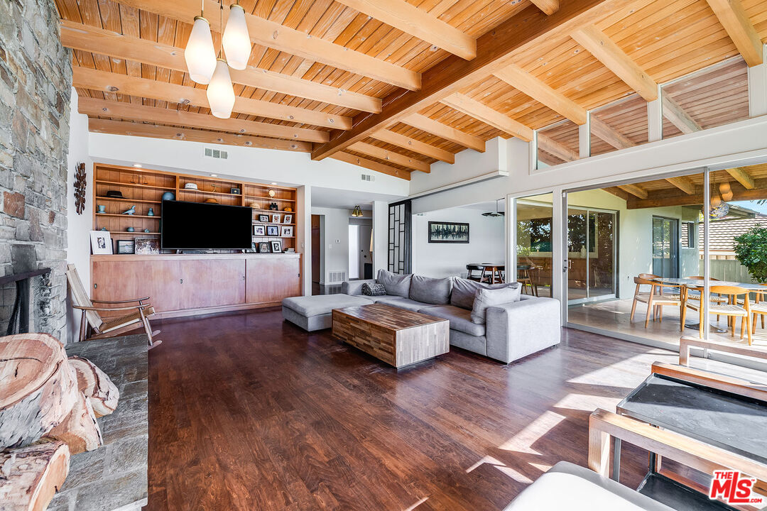 2431 Carman Crest Dr