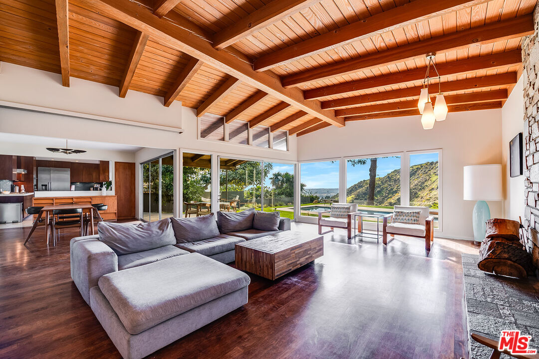 2431 Carman Crest Dr