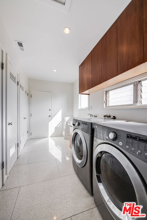 2431 Carman Crest Dr