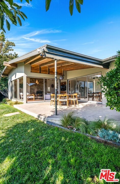 2431 Carman Crest Dr