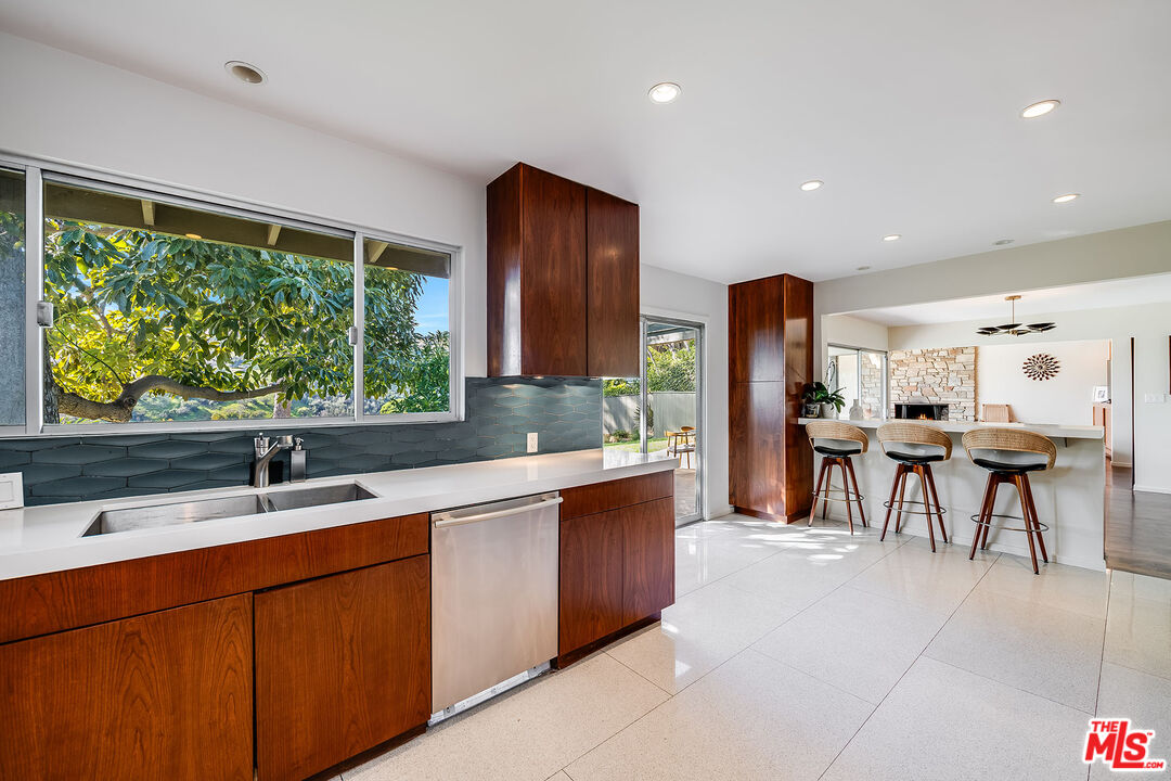 2431 Carman Crest Dr