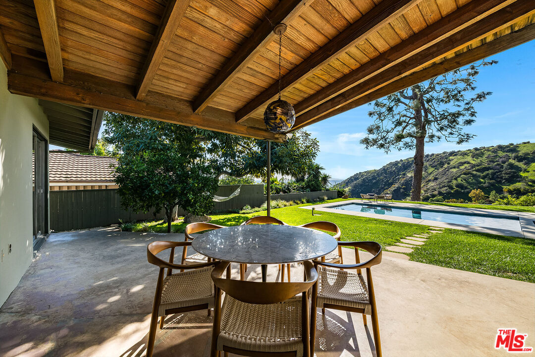 2431 Carman Crest Dr