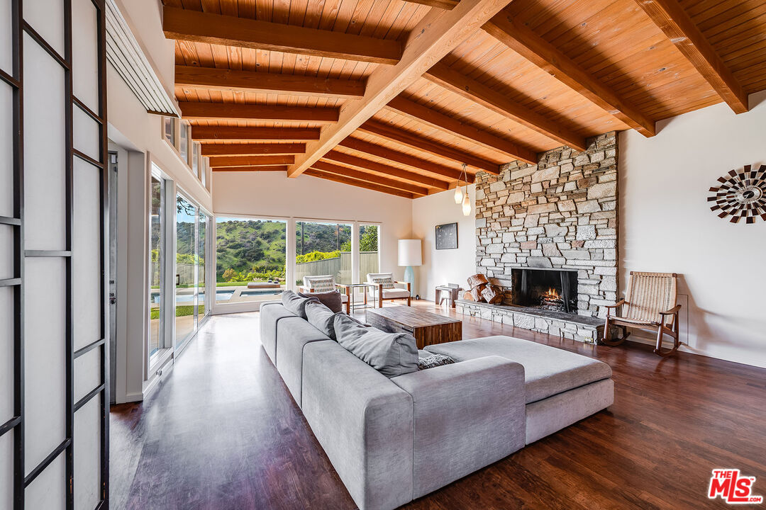 2431 Carman Crest Dr