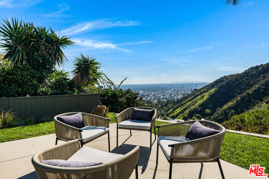 2431 Carman Crest Dr