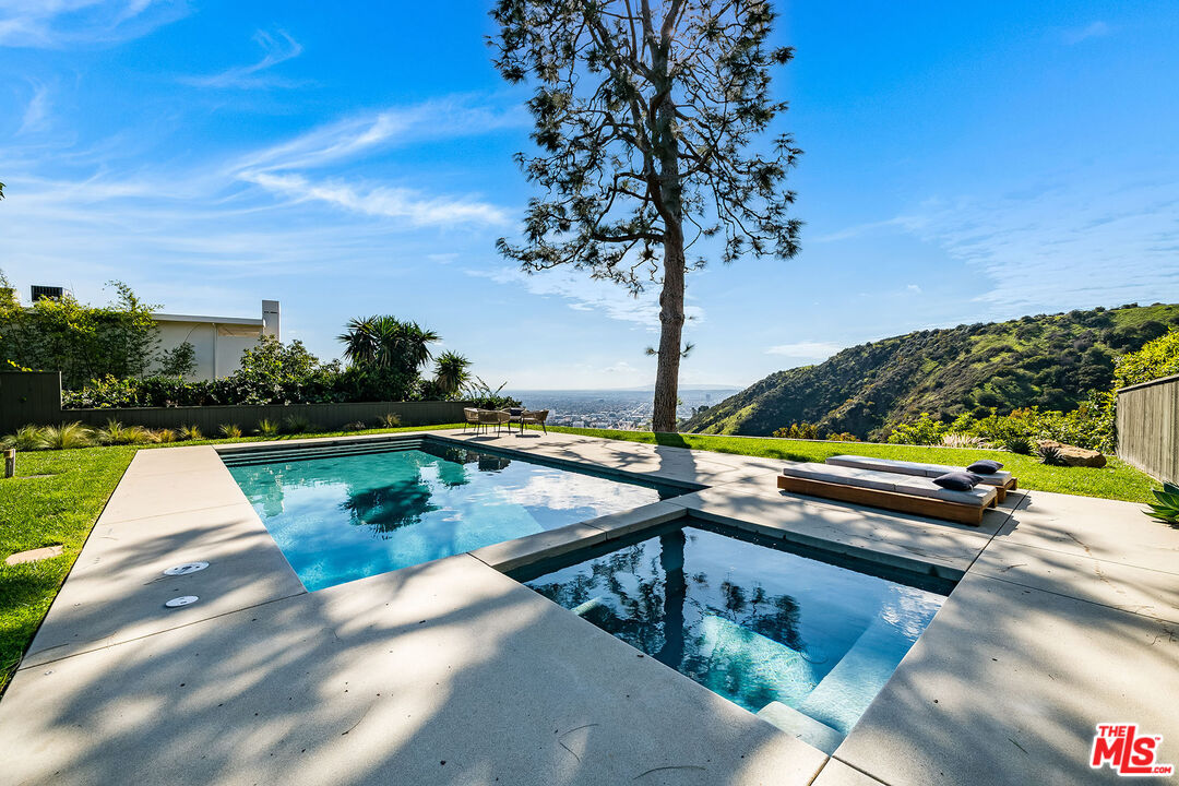 2431 Carman Crest Dr