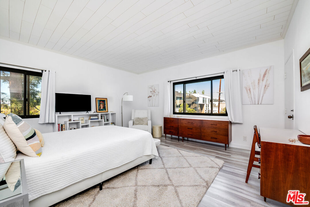 647 Wilcox Ave Unit: 3G