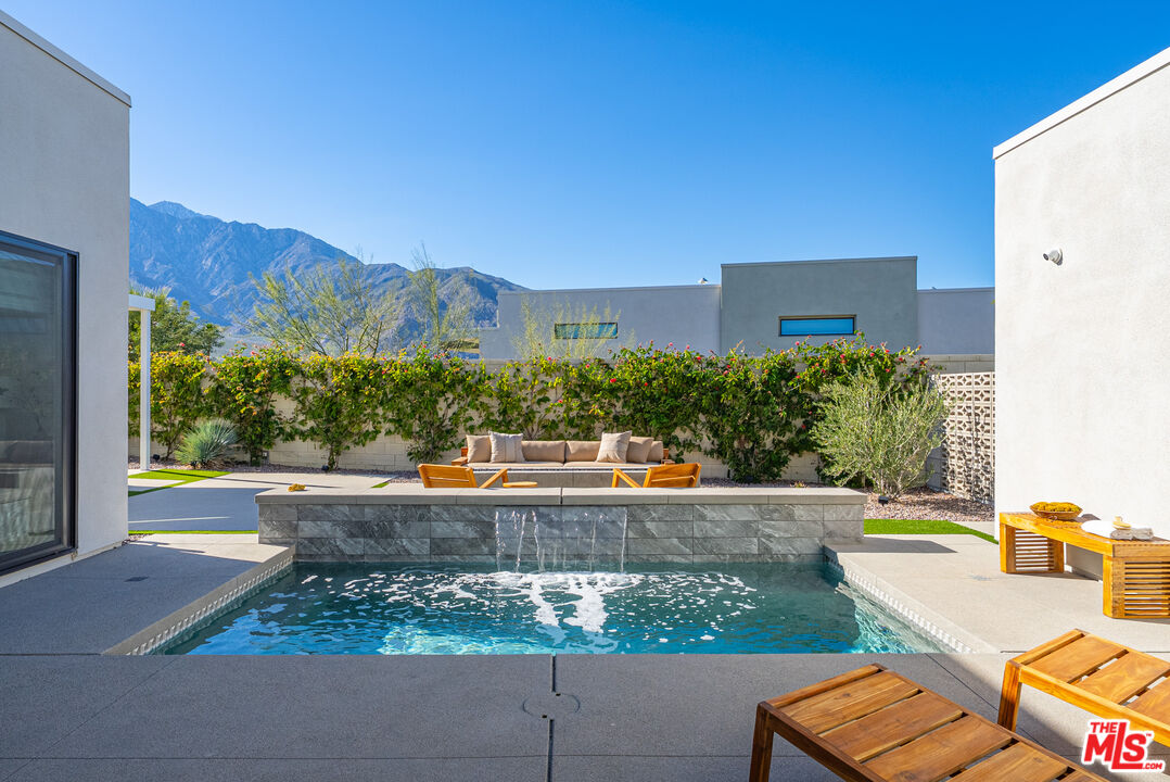 379 Fountain Dr